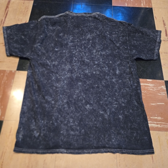 Pink Floyd t shirr in a mens size large red, orange, yellow green main color is - Picture 5 of 6